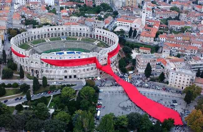 The biggest tie in the world, with 808 meters, was exposed in Pula, Croatia, in 2003.